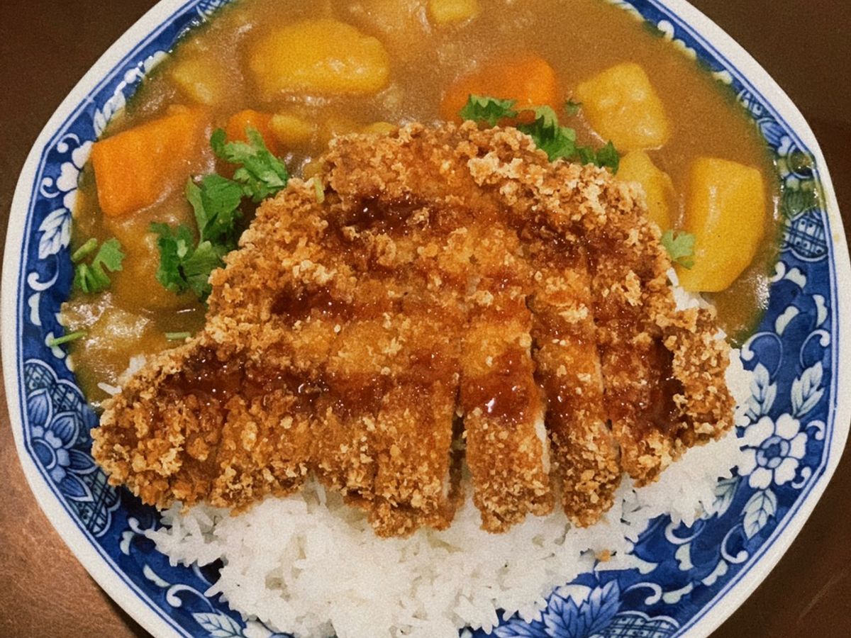 Cơm thịt heo chiên xù và cà ri Nhật (curry katsu)