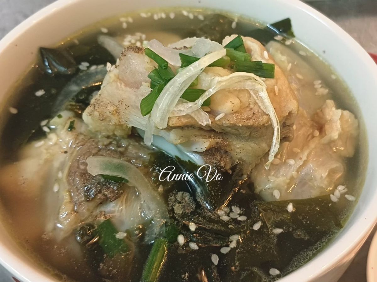 Canh rong biển nấu xương heo