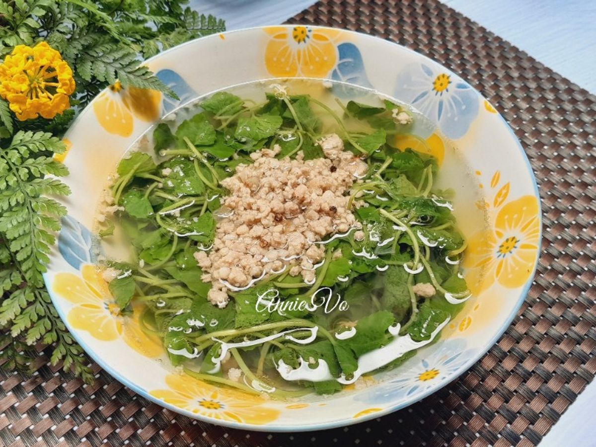 Canh rau má nấu thịt vai xay