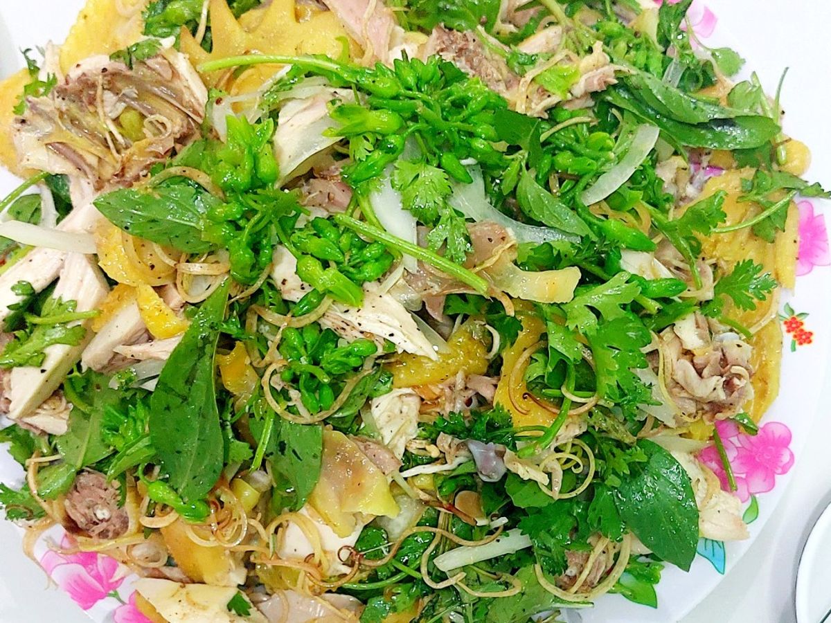 Gà xé trộn rau thơm