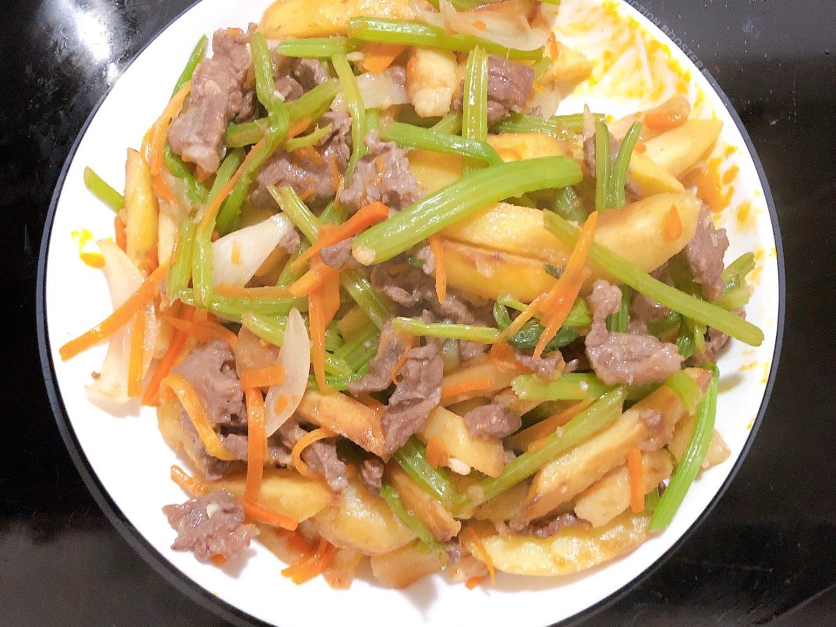 Thịt bò xào khoai tây, cần tây