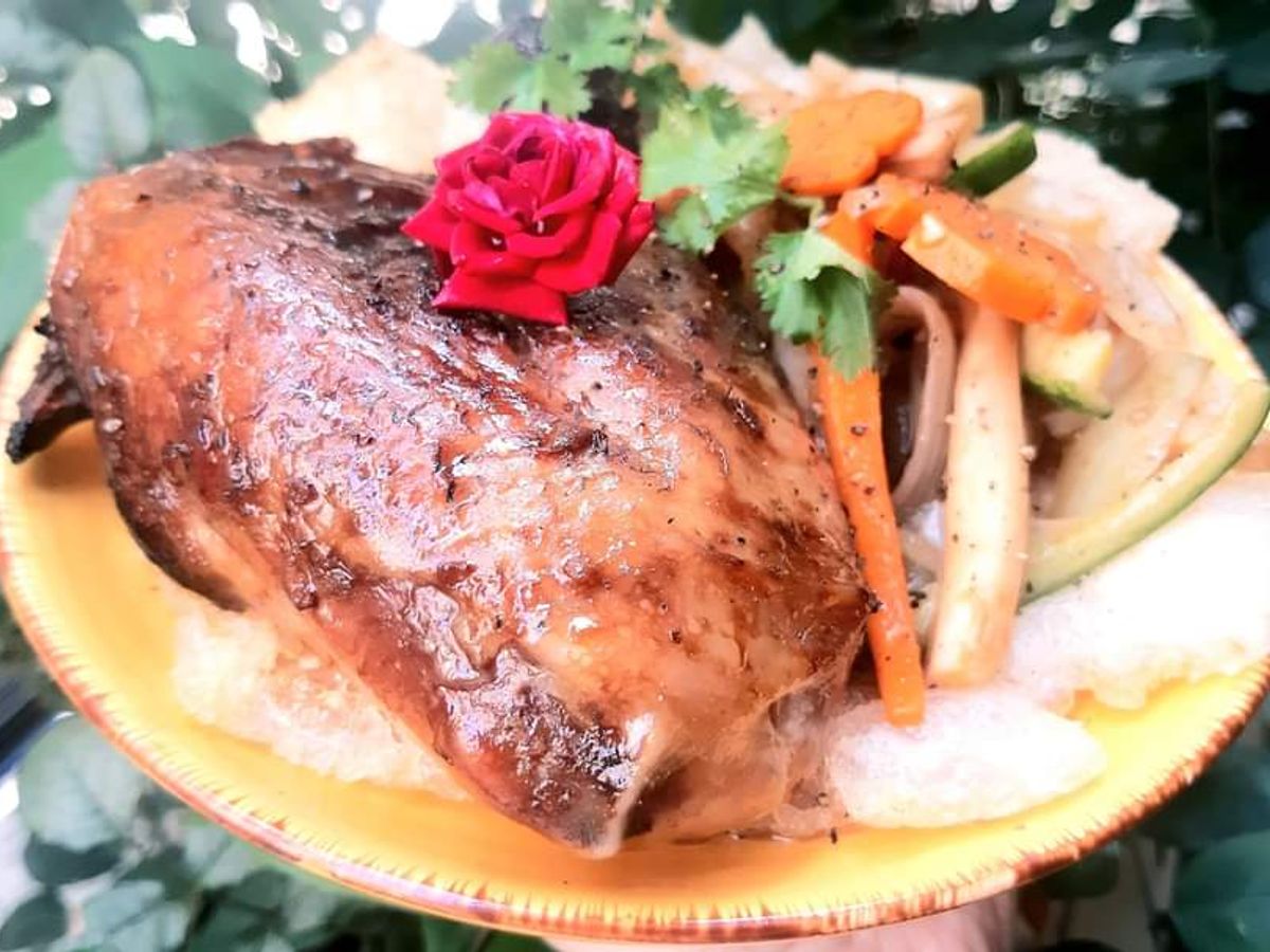 Gà nướng kèm rau củ và bánh phở chiên giòn