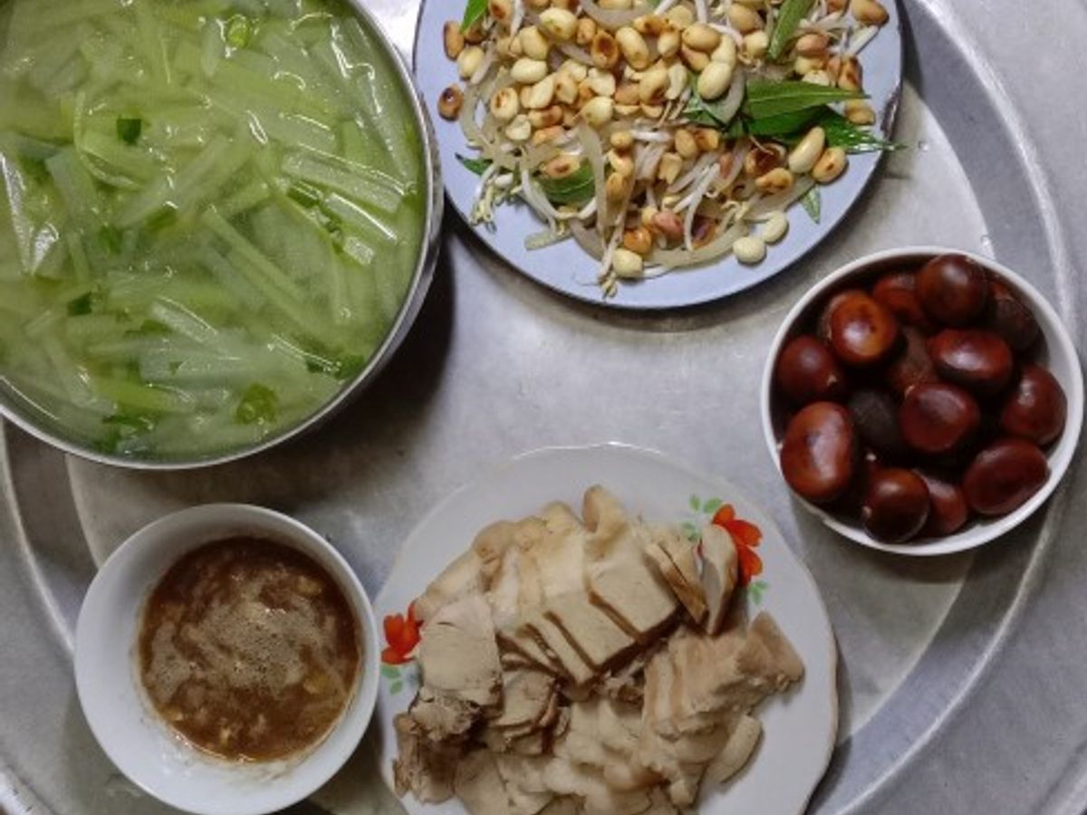 Cơm nhà gồm có: canh bí xanh, nộm da heo, thịt luộc chấm mắm tôm