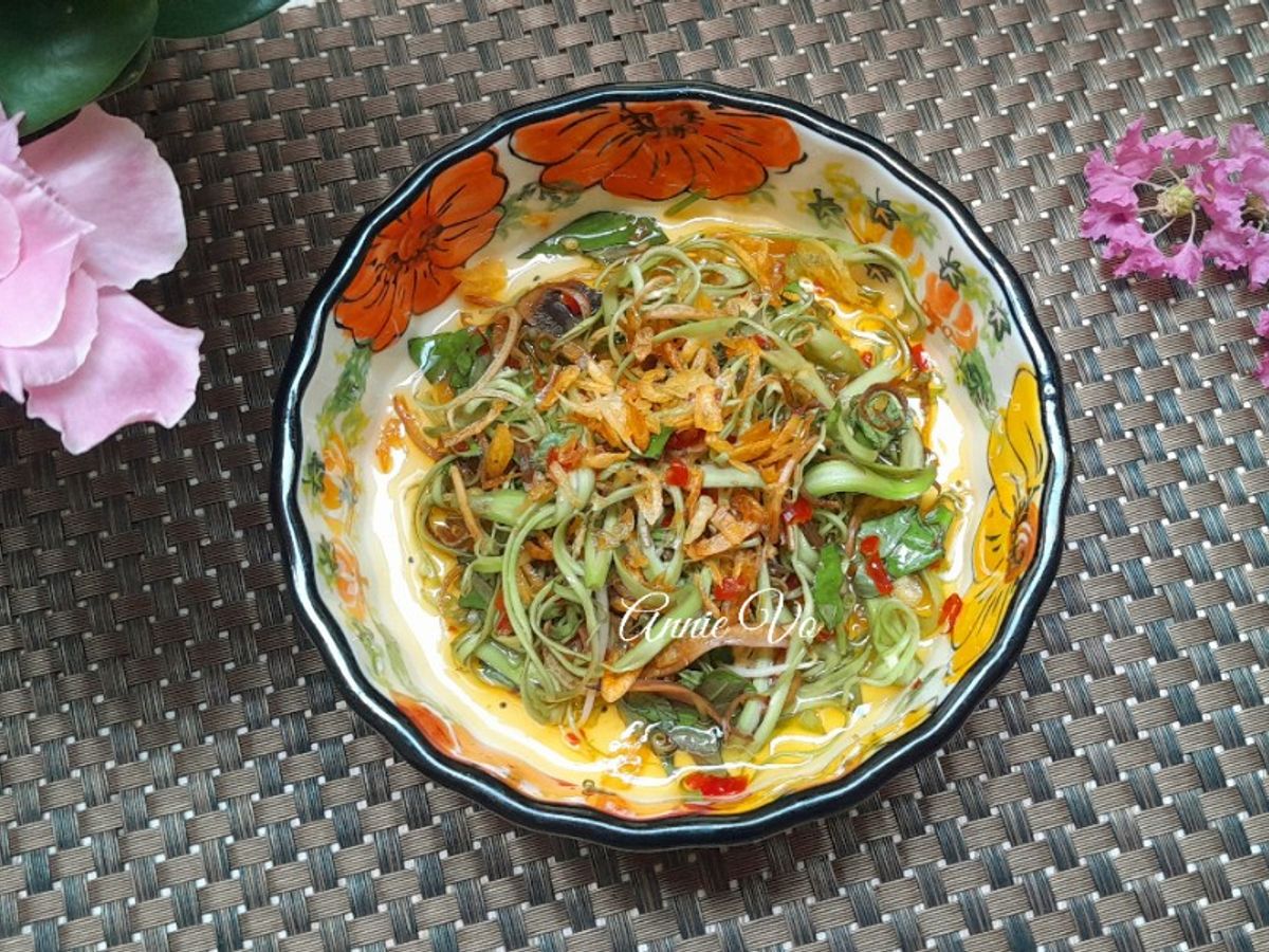 Gỏi hoa chuối rau muống bào