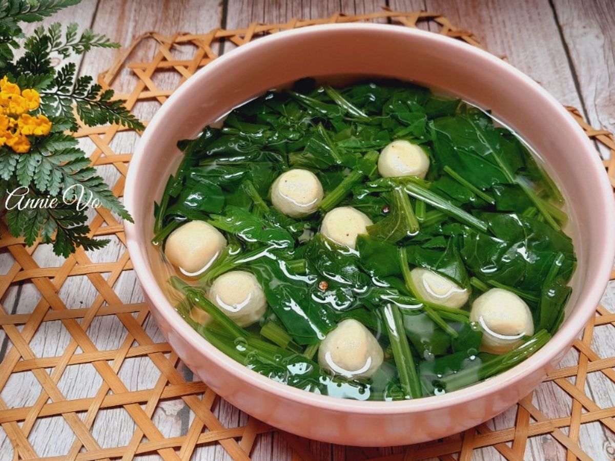 Canh cải bó xôi nấu cá viên
