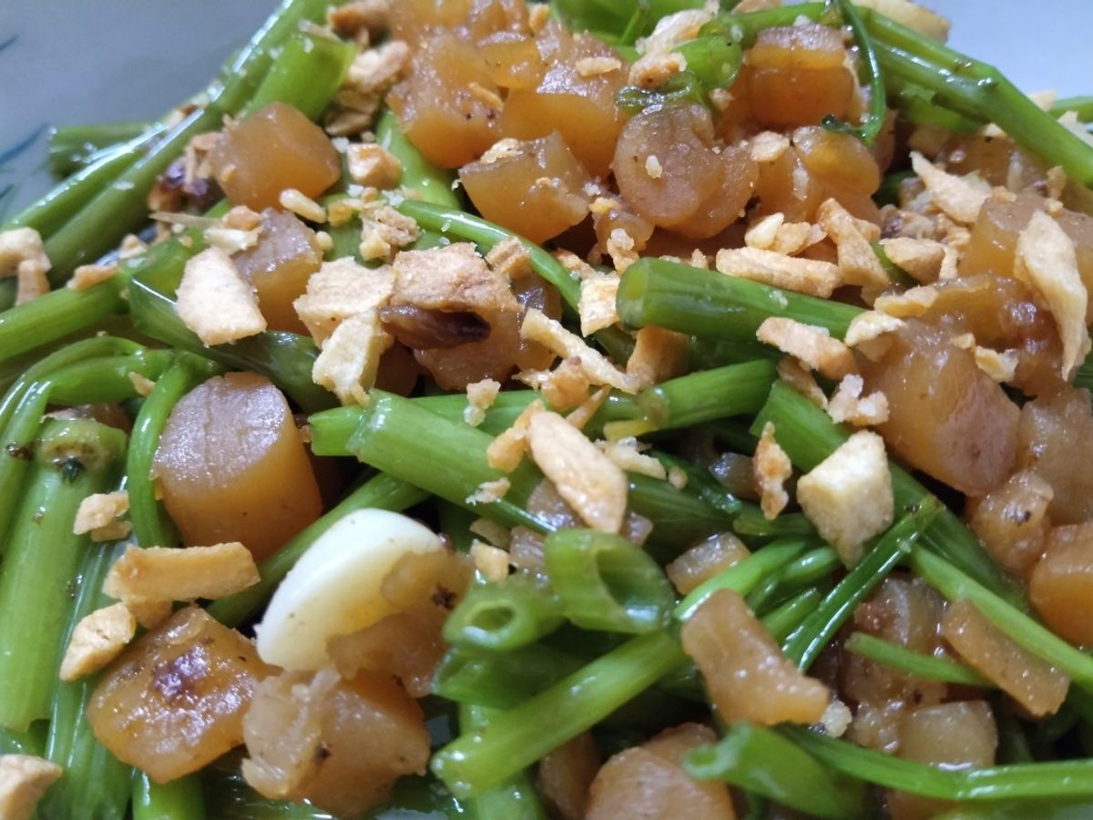 Cồi sò điệp xào rau muống