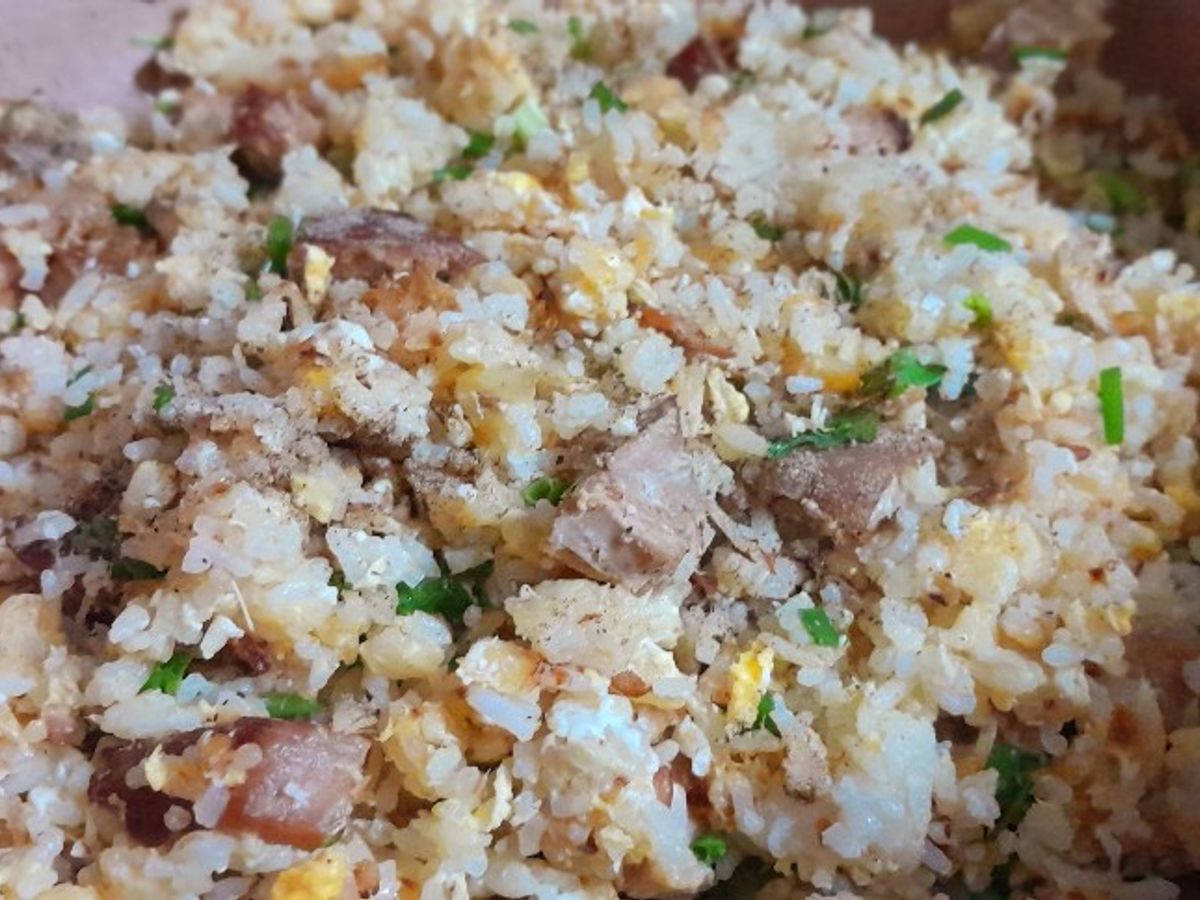 Cơm chiên thịt quay cá mặn