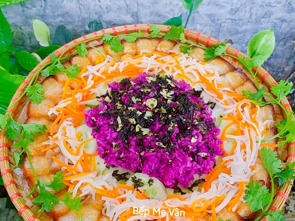 Xôi lá cẩm thịt xá xíu