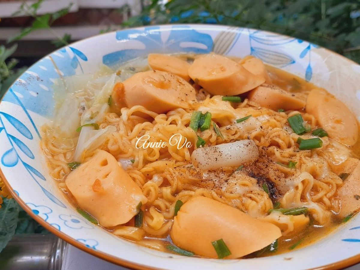 Mì tobokki phomai xúc xích heo
