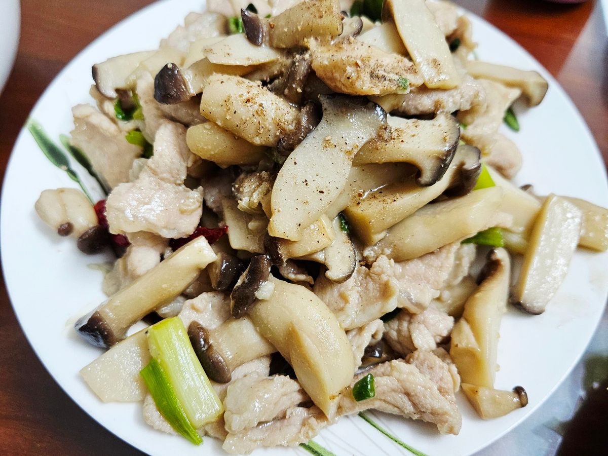 Thịt Heo xào nấm 🐷🍄