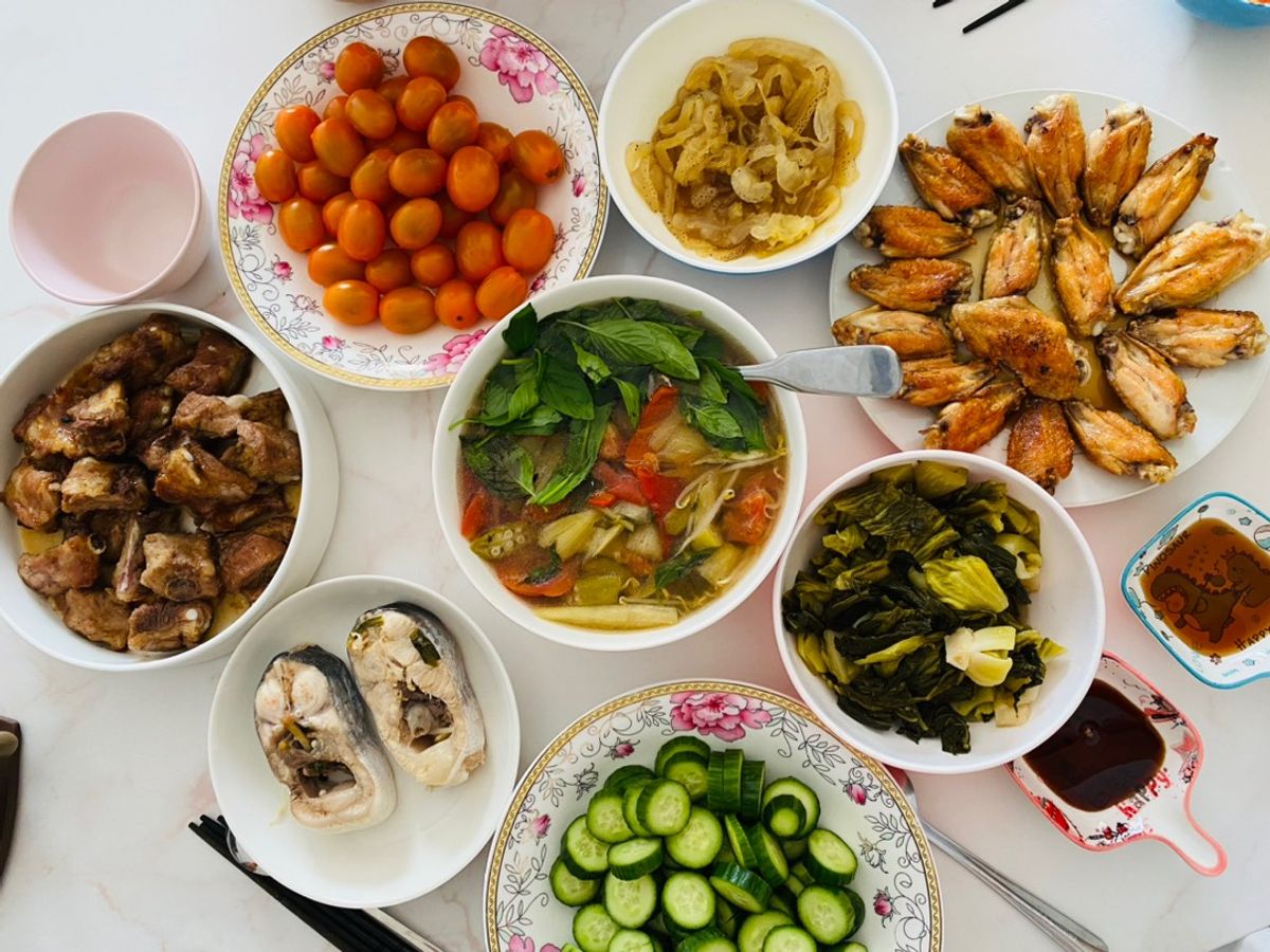 Cơm nhà: sườn non nướng, canh chua cá, sứa trộn, và cánh gà chiên nước mắm trong 60 phút