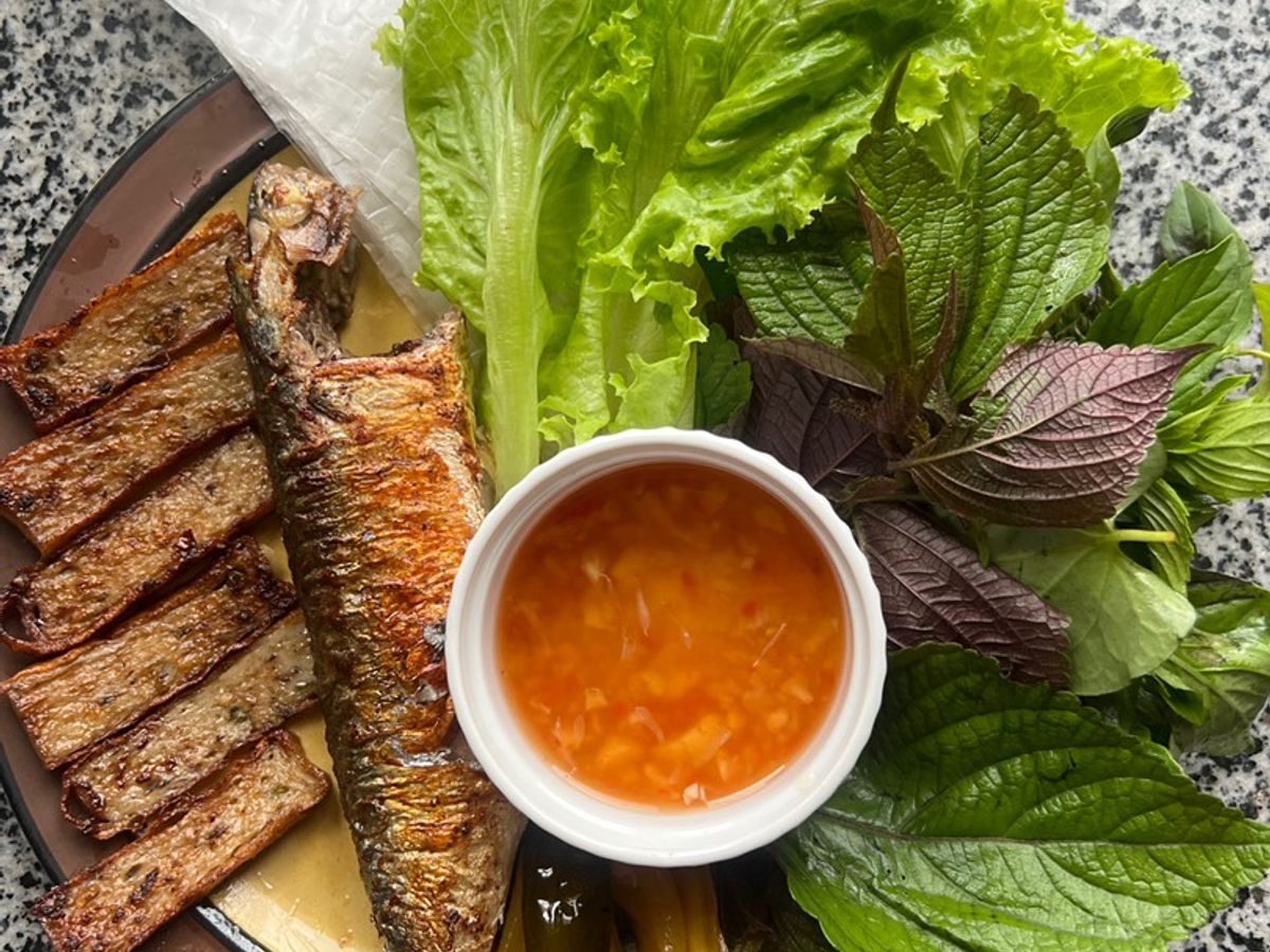 Cá Nục Và Chả Cá Cuốn Bánh Tráng