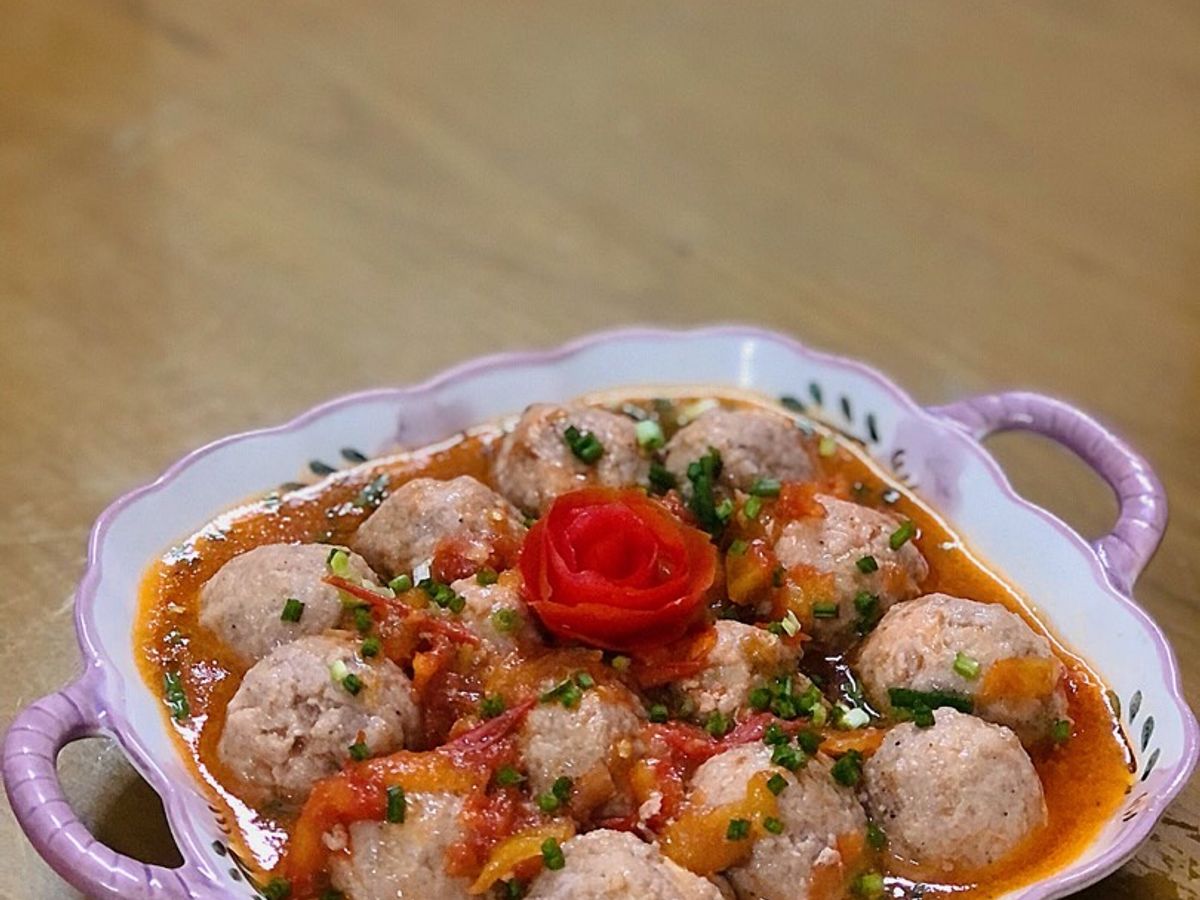 Thịt băm bọc trứng sốt cà chua