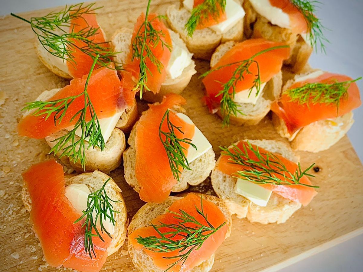 Bánh mì phô mai với cá hồi xông khói