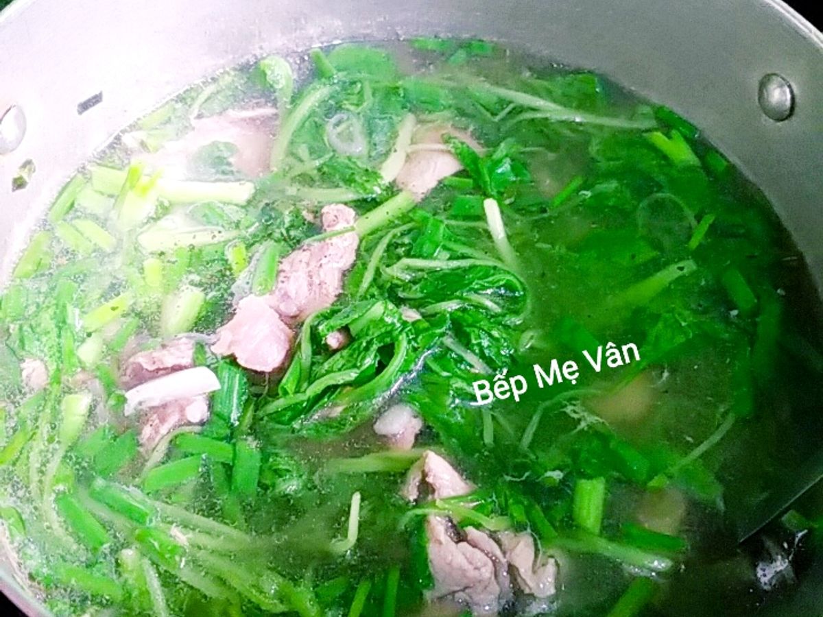 Canh cải xanh non nấu thịt bò