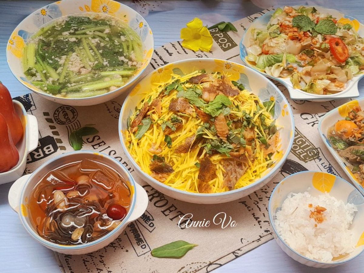 Cơm nhà nhiều rau xanh