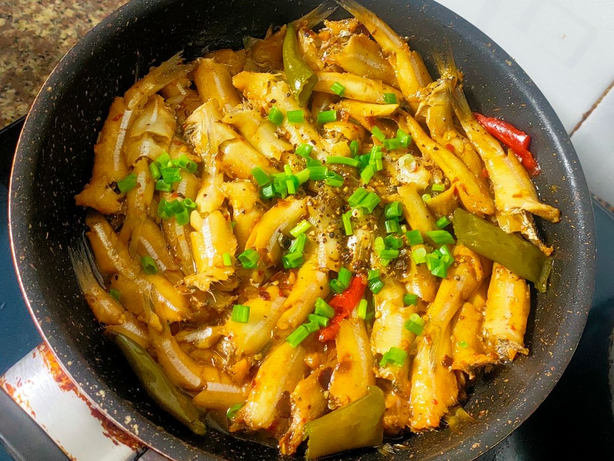 Cá cơm đổng kho tiêu