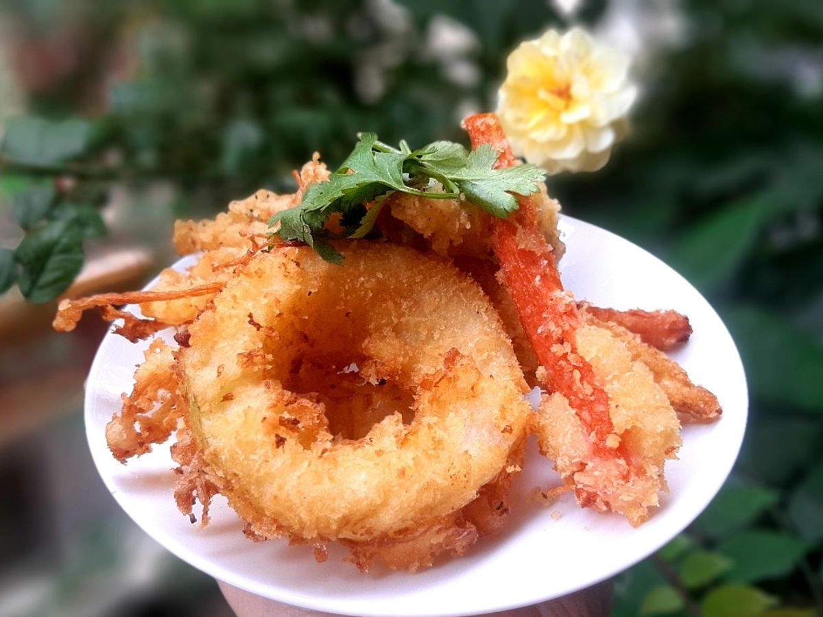Rau củ chiên xù và salad rau củ