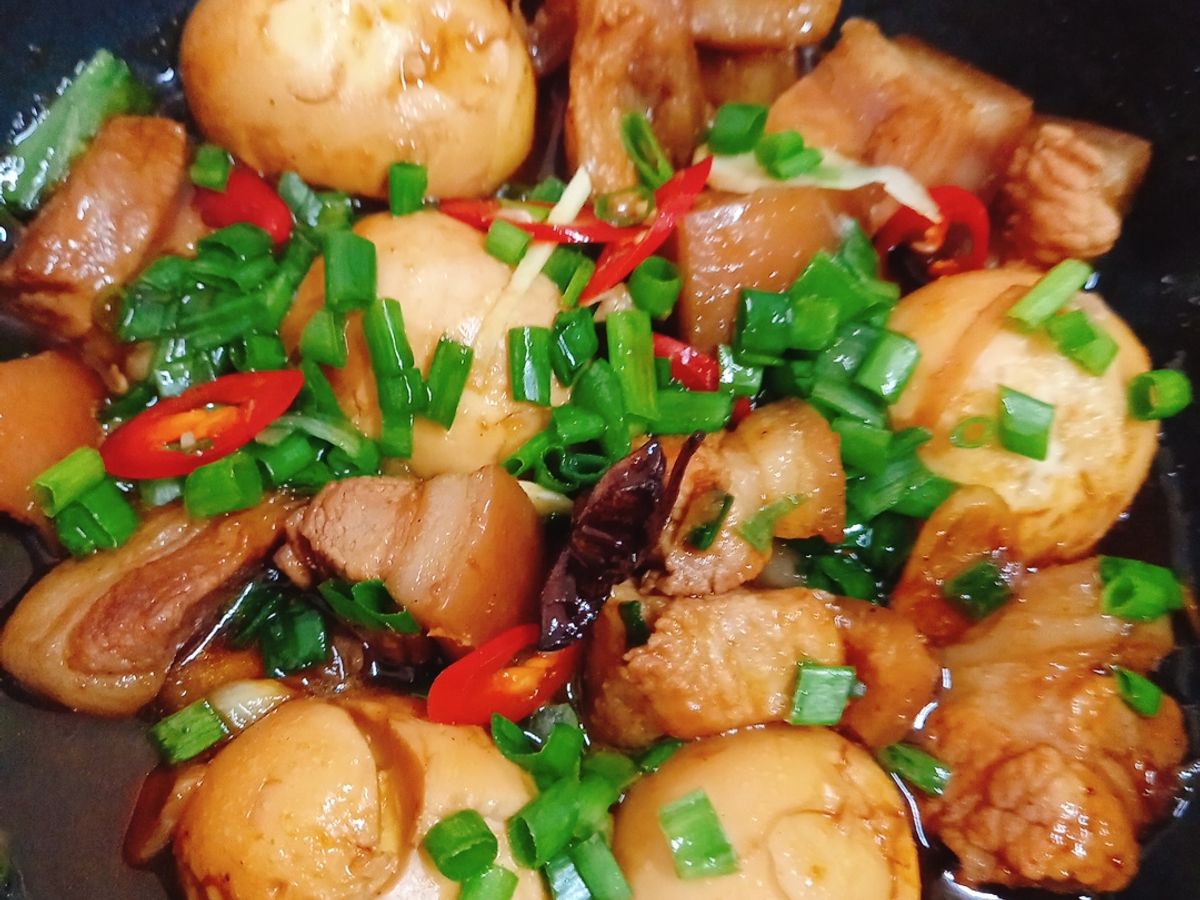 Thịt trứng kho bia