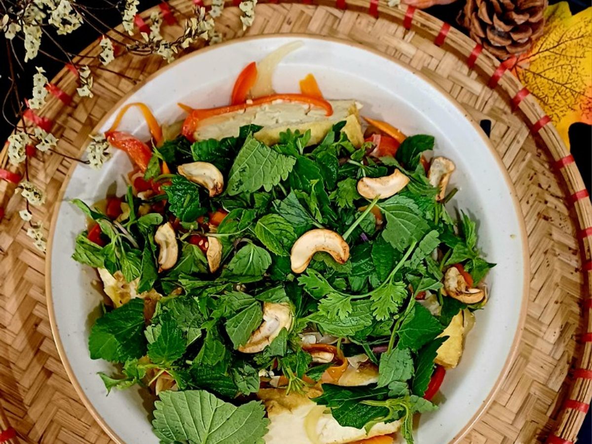 Bánh đa xào nước trộn rau thơm