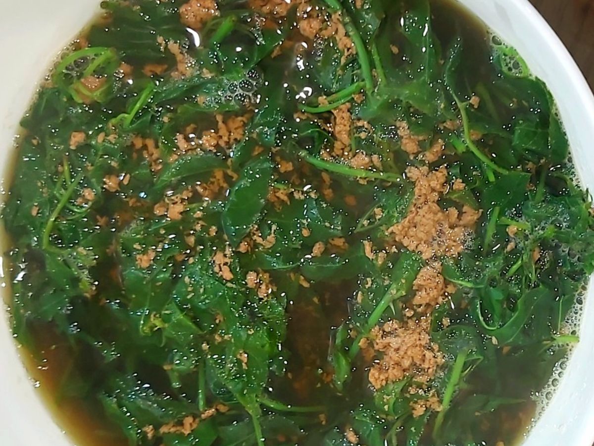 Rau ngũ gia bì nấu đầu tôm