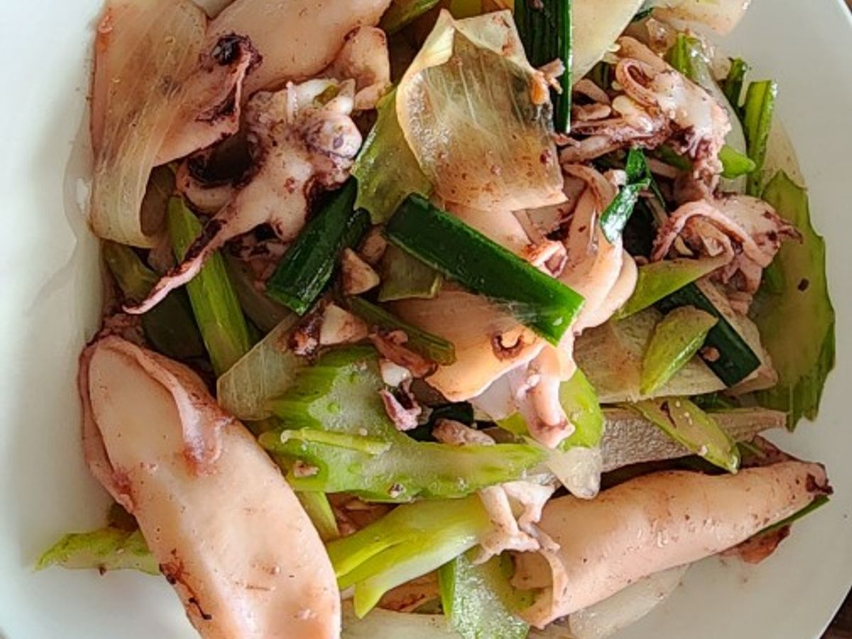 Mực ống (mực sữa) xào cần tỏi