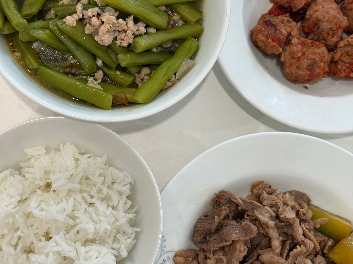 Cơm nhà với thịt bò xào su su, thịt viên sốt cà chua và canh đậu que thịt bằm