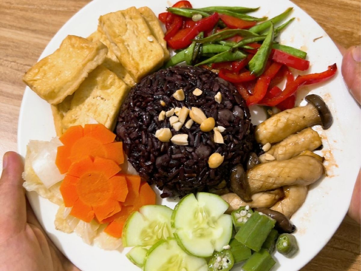 Cơm lứt đậu gà rau củ chay