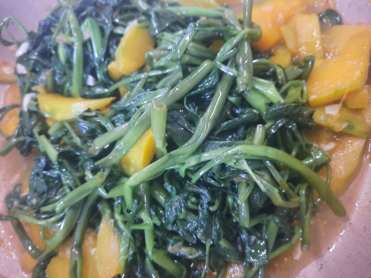 Rau muống xào bí đỏ
