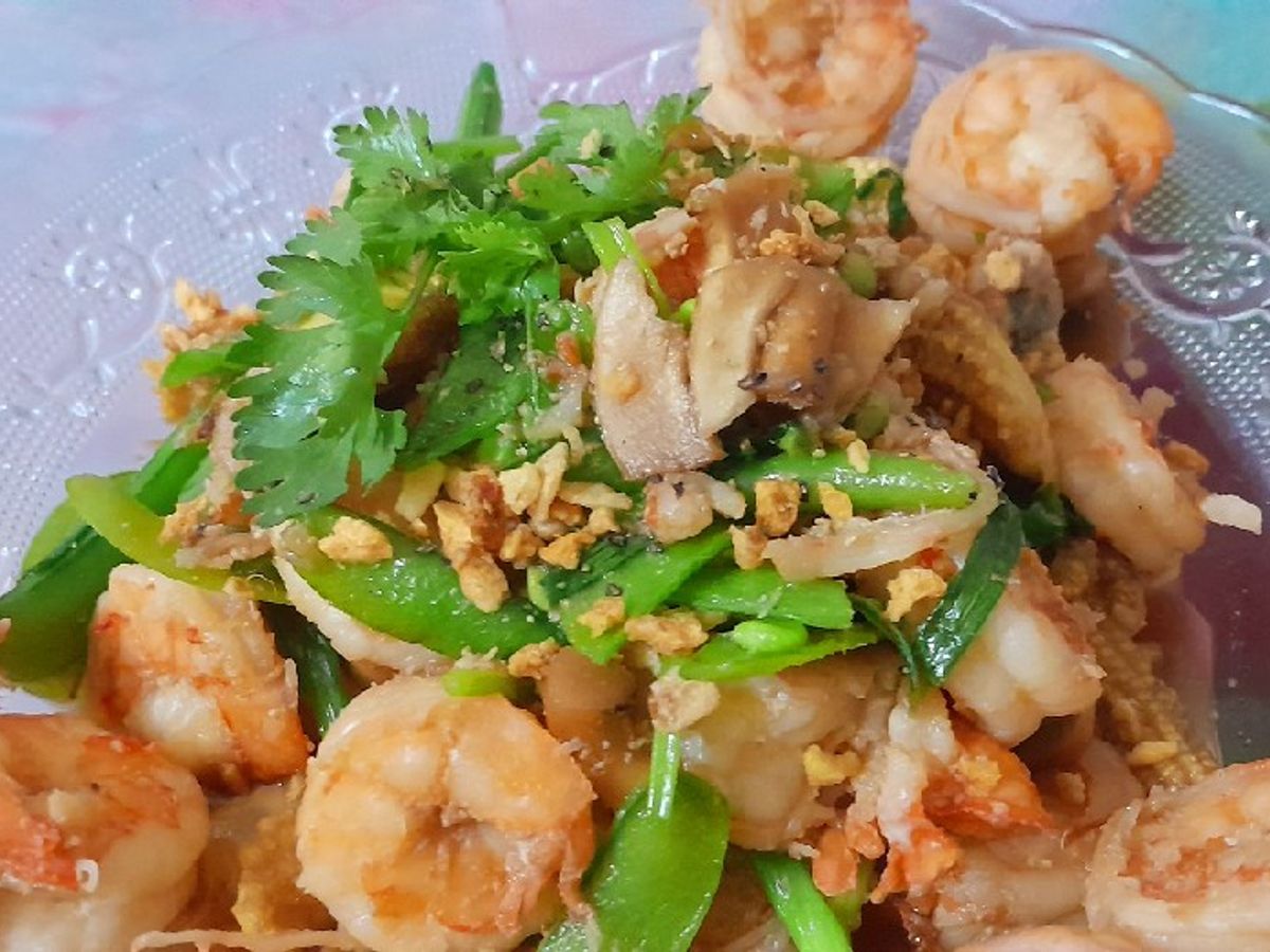 Tôm xào thập cẩm với chân nấm