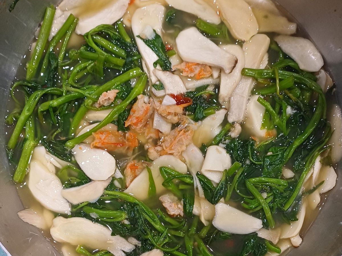 Canh tôm nấu rau muống, nấm đùi gà