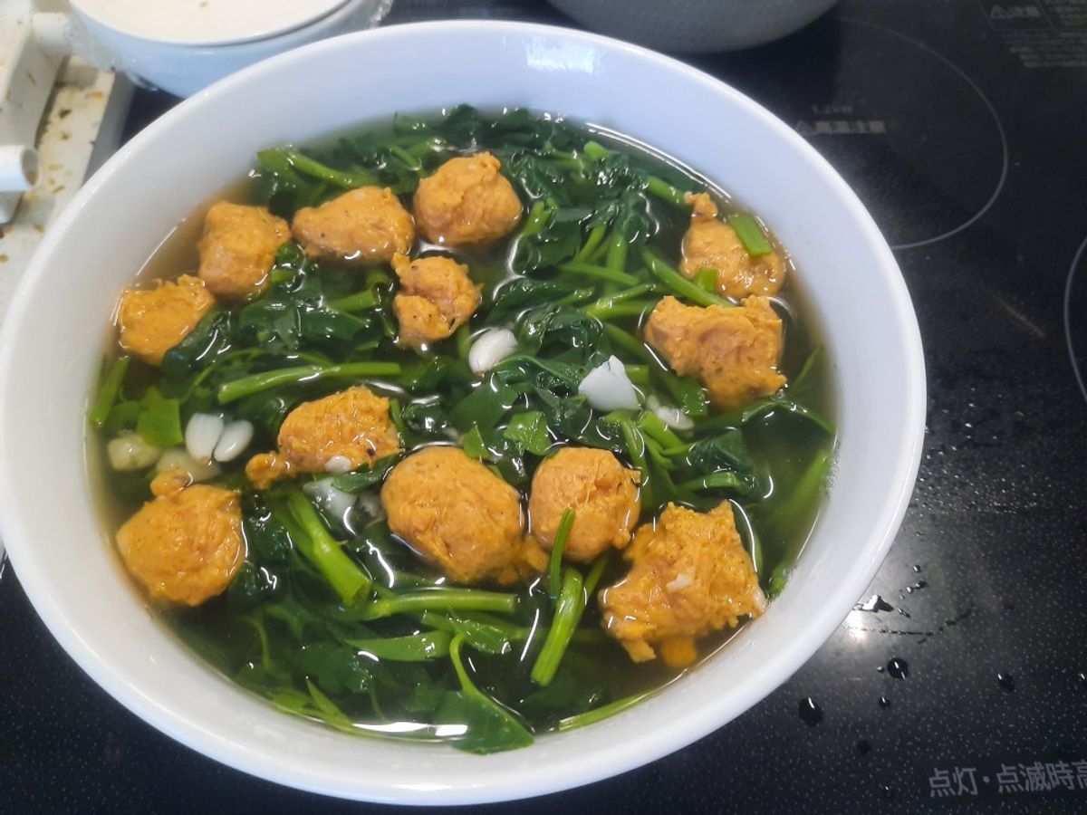 Canh rau muống nấu chả cua