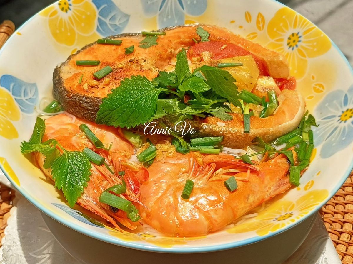 Bún Thái cá hồi và tôm