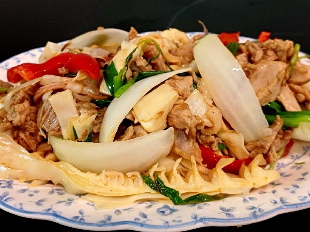 Thịt vịt xào măng, ớt chuông, hành tây