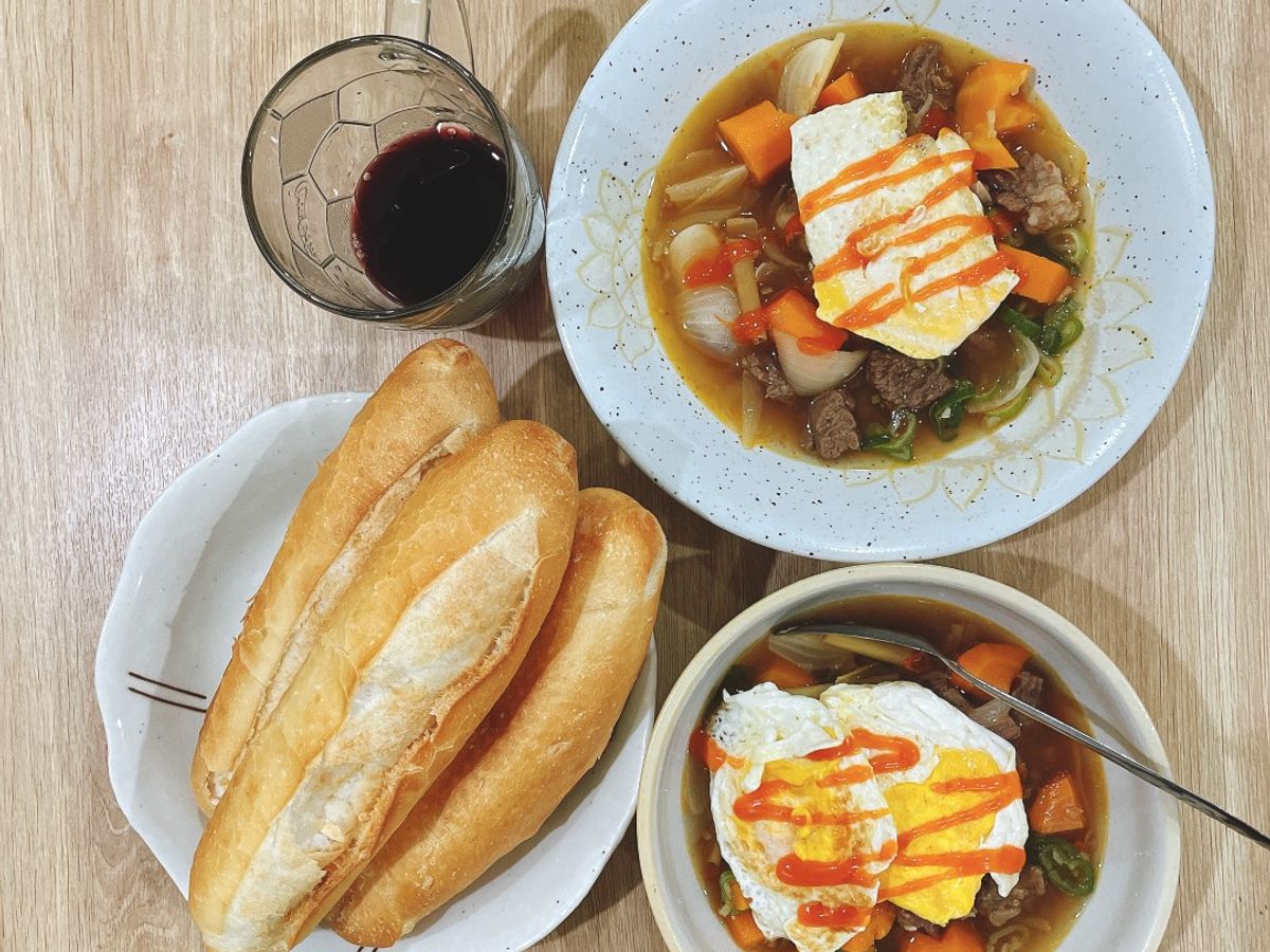 Bò kho ăn với bánh mì