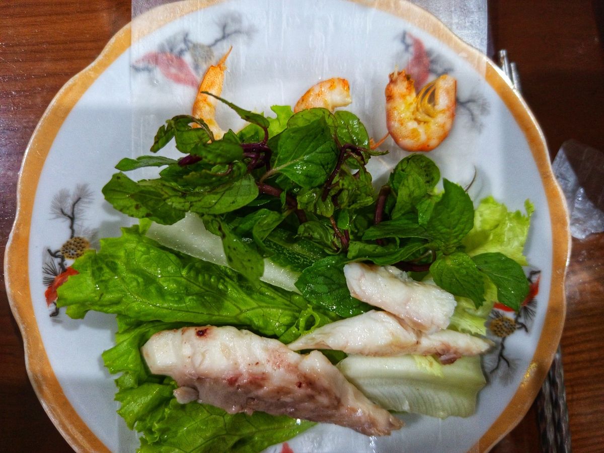 Gỏi cuốn cá chim, thịt ba chỉ, tôm