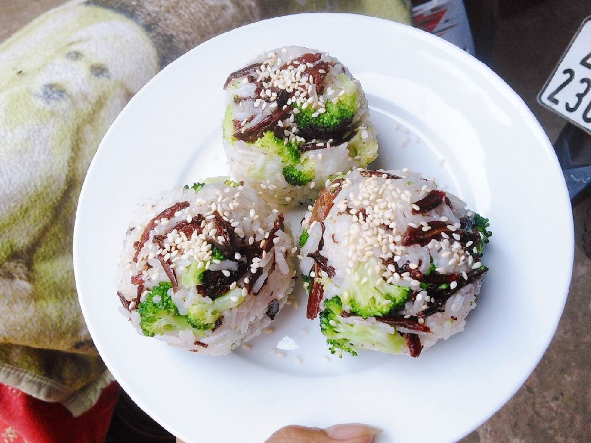 Cơm nắm cá cơm