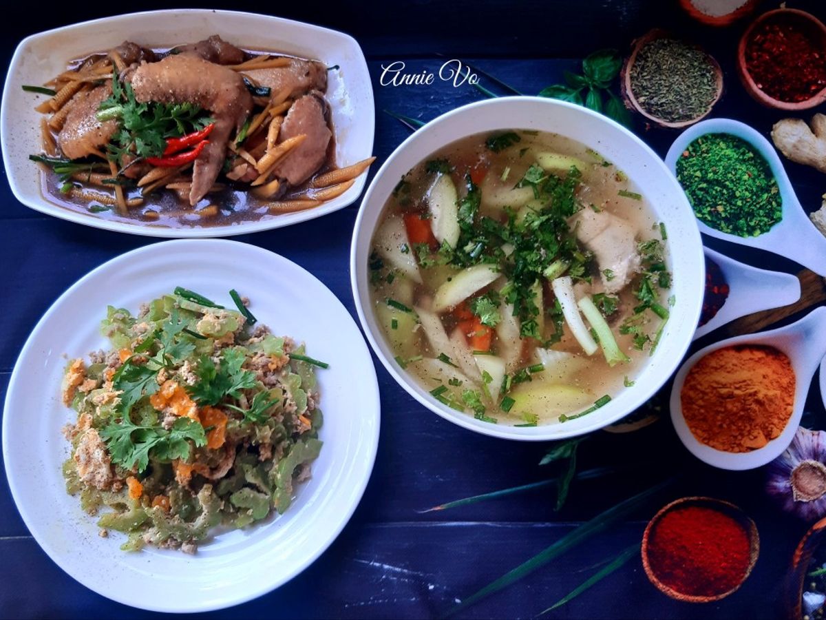 Mâm cơm nhiều màu xanh