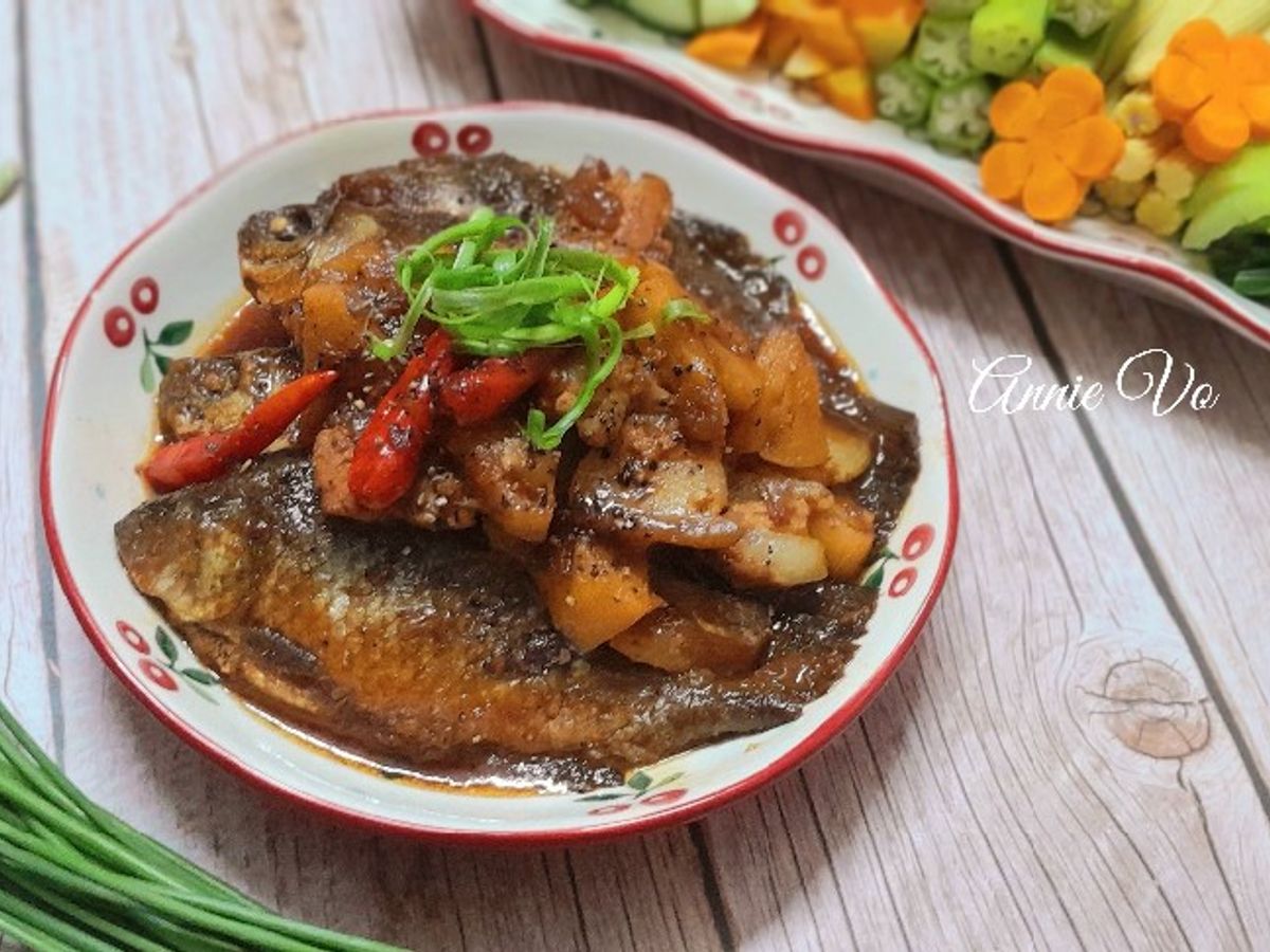 Cá diếc kho thơm chấm rau củ
