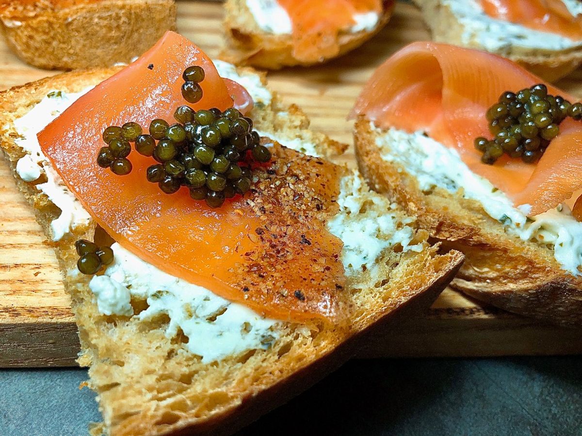 Toast Cá Hồi Xông Khói và Trứng Cá Tầm/ Caviar, Smoked Salmon & Herb Cream Cheese Toast