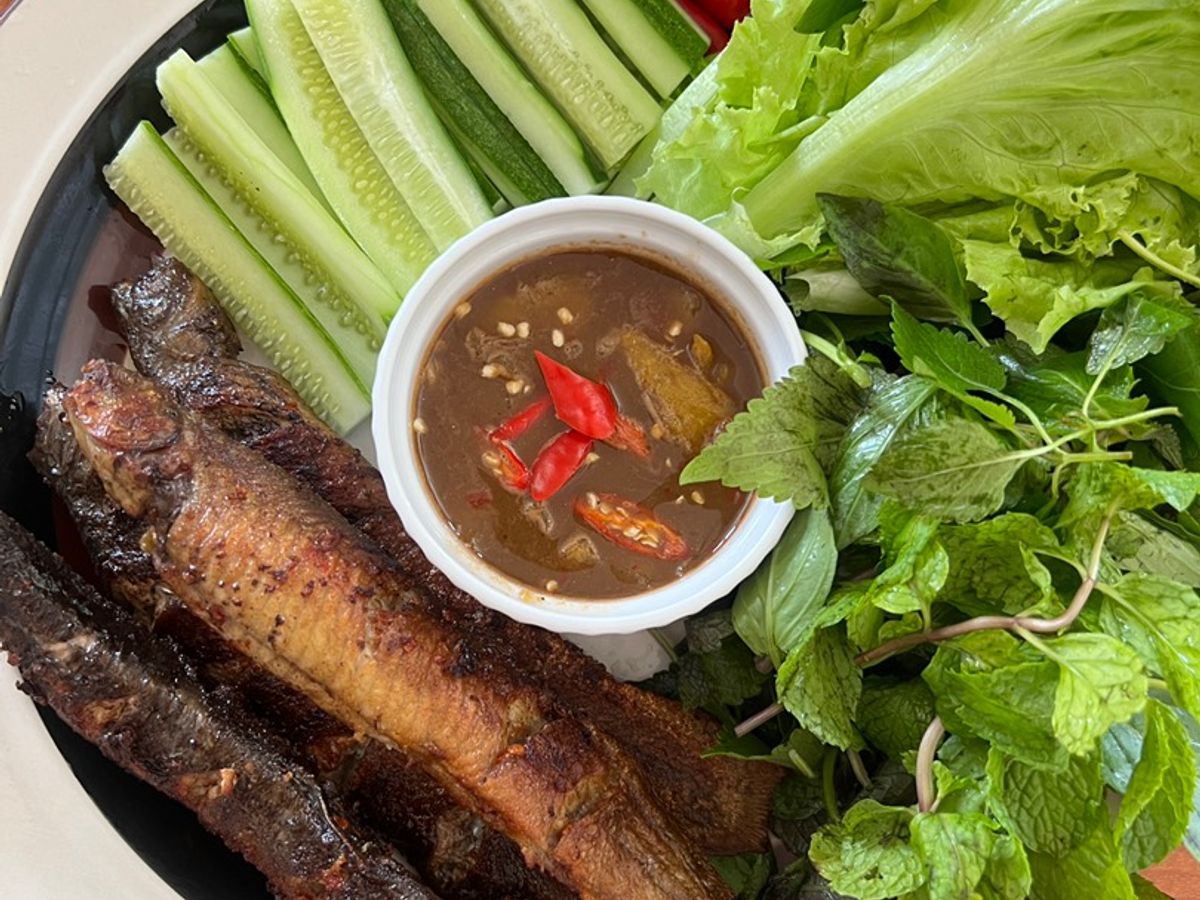 Cá Trạch Chiên Giòn Cuốn Bánh Tráng Chấm Mắm Nêm