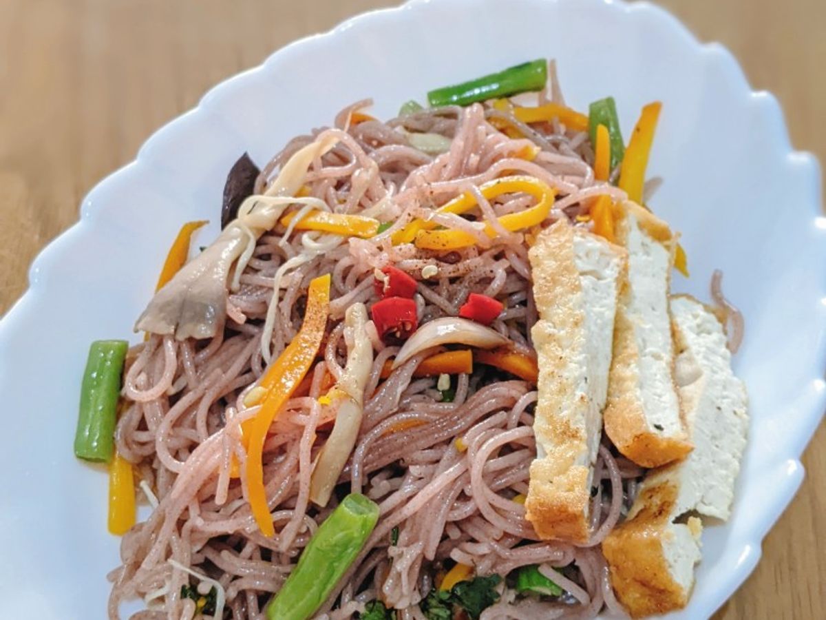Bún gạo lứt xào rau củ