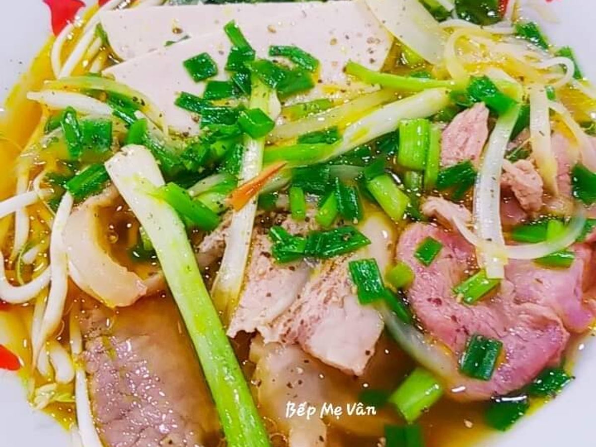 Bún Bò Huế (Bò tái,nạm bò có da và chả lụa)