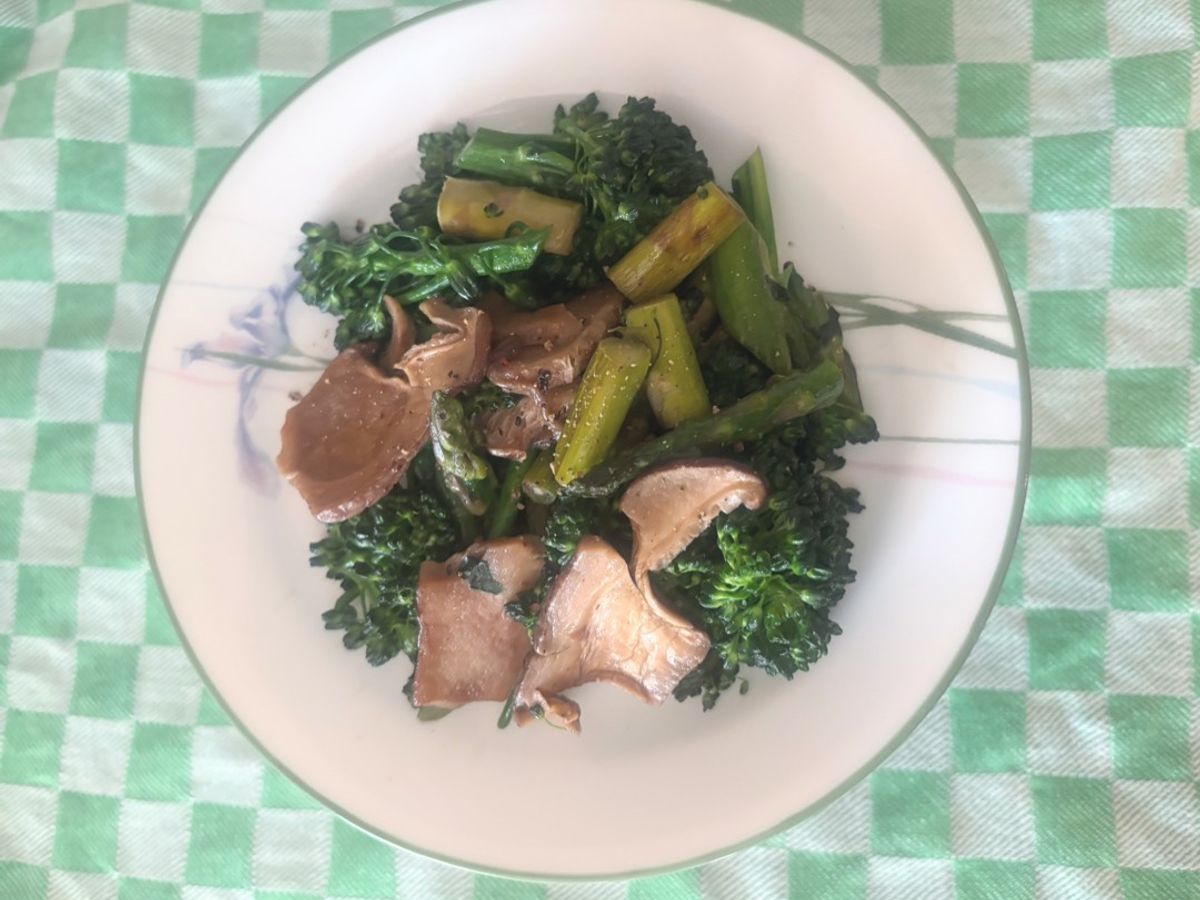 Bông cải xào nấm(stir-fried Baby Broccoli with mushrooms)