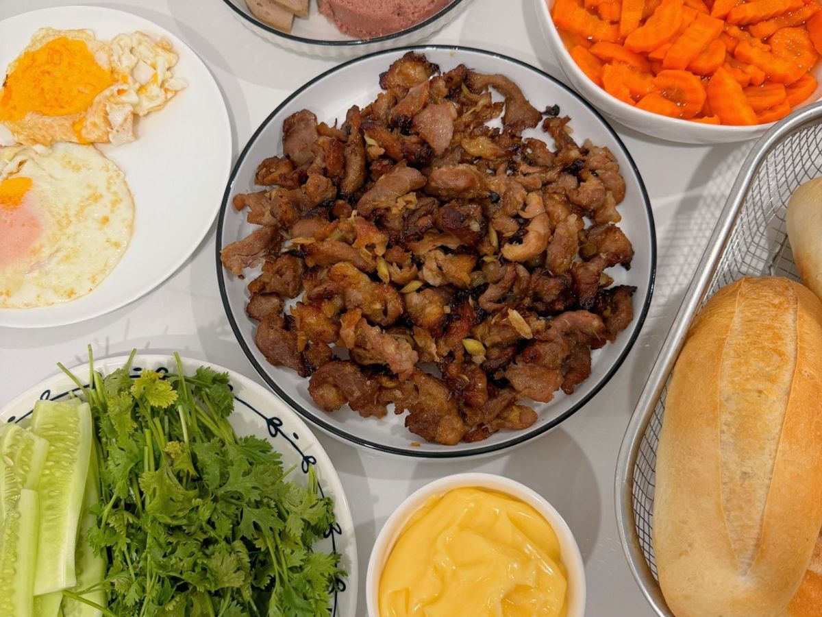 Thịt nướng (ăn kèm bánh mỳ hoặc bún rất ngon)