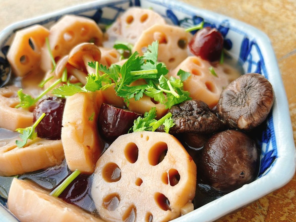 Canh củ sen hầm nấm táo đỏ