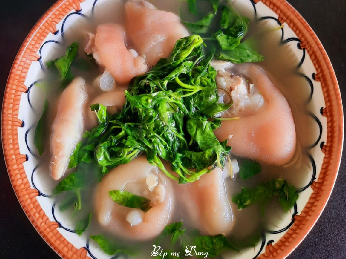 Canh giò heo lá é