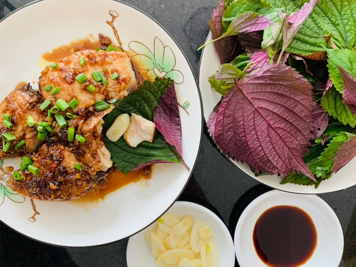 Cá cờ sốt teriyaki cuộn tía tô và tỏi tươi