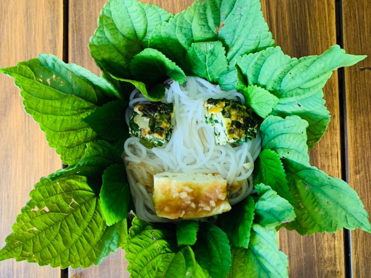 Bún đậu mắm tôm Halloween với chả đậu hũ, lưỡi heo, và lòng non