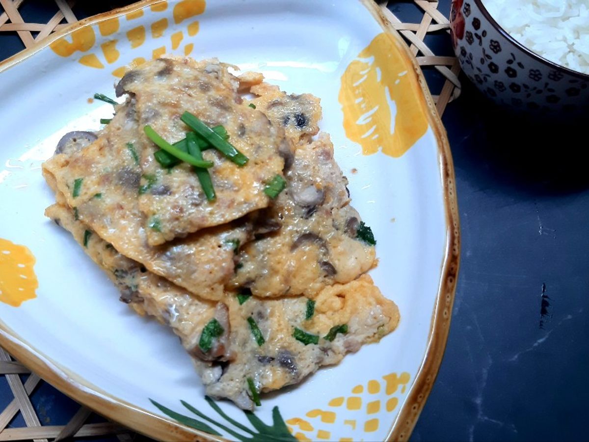Trứng chiên nấm rơm
